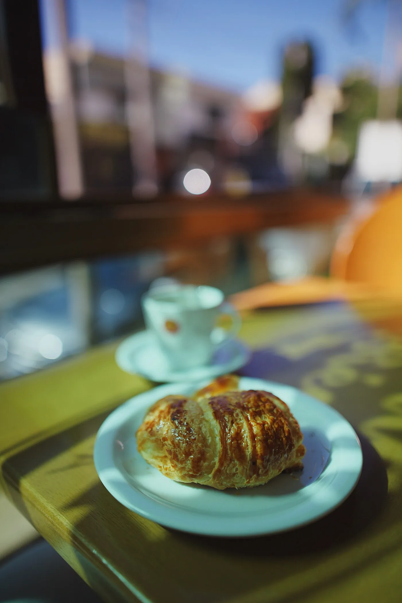 Croissant de mantequilla sobre un plato